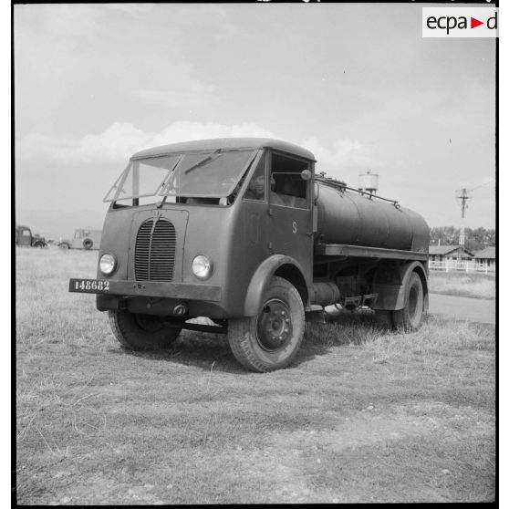 Camion citerne sur une base aérienne.