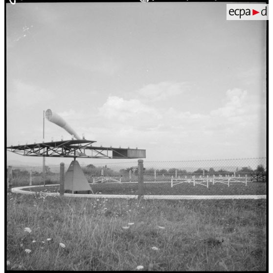 Station de météorologie sur une base aérienne.