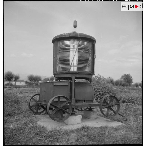 Station de météorologie sur une base aérienne.