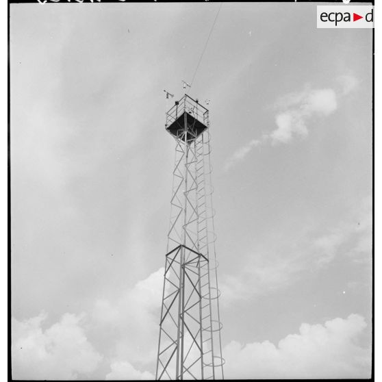 Station de météorologie sur une base aérienne.