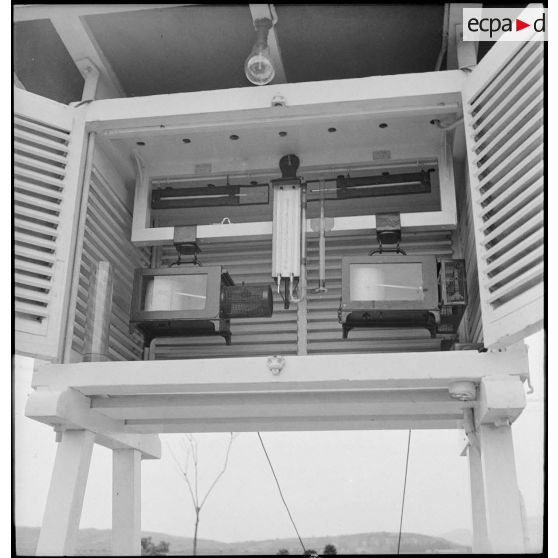 Station de météorologie sur une base aérienne.