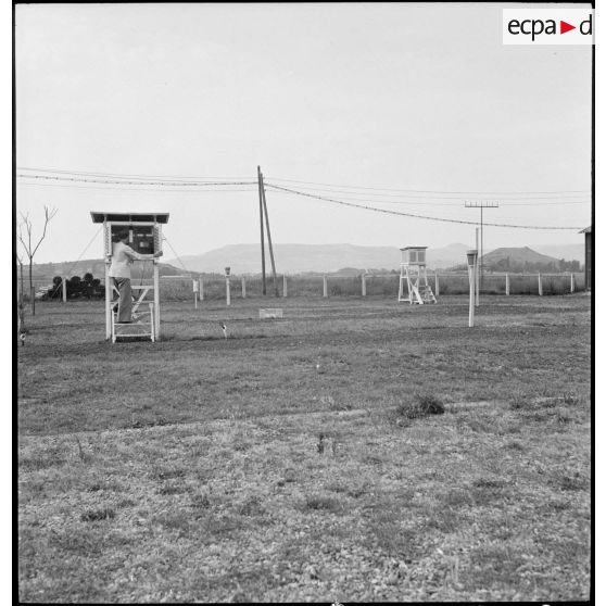 Station de météorologie sur une base aérienne.