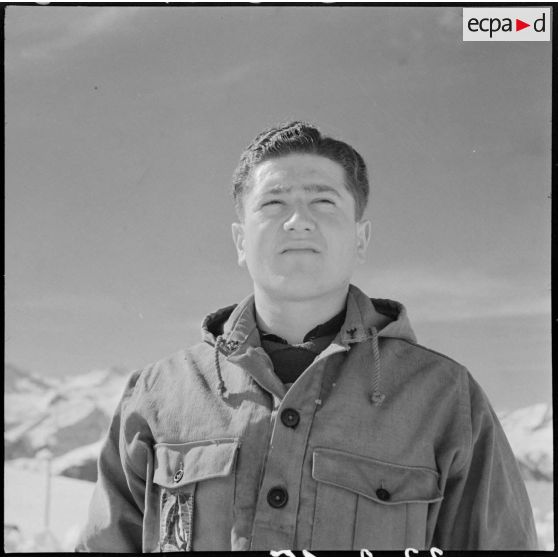 Portrait d'un participant avant un concours de ski de l'organisation Jeunesse et Montagne dans les Alpes.