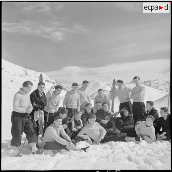 Jeunes volontaires participant à une activité artistique avant un concours de ski de l'organisation Jeunesse et Montagne dans les Alpes.