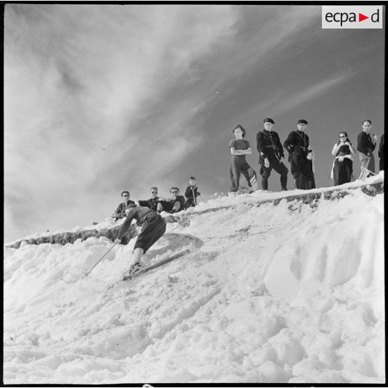 Course d'endurance à ski pendant un concours de l'organisation Jeunesse et Montagne dans les Alpes.
