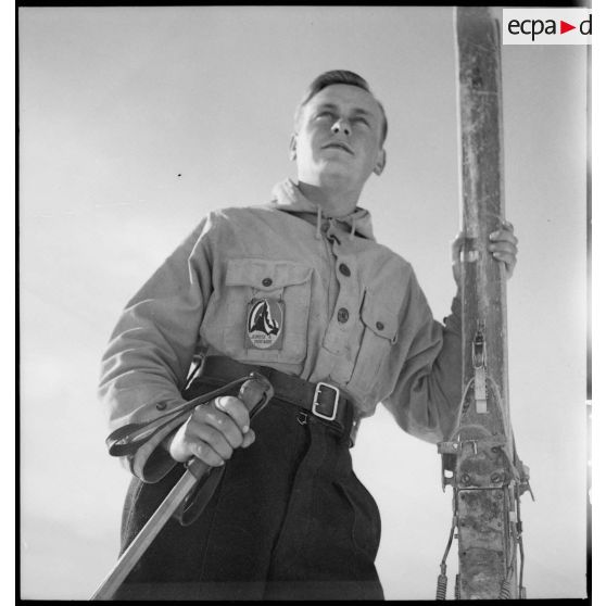 Portrait d'un volontaire participant avant un concours de ski de l'organisation Jeunesse et Montagne dans les Alpes.