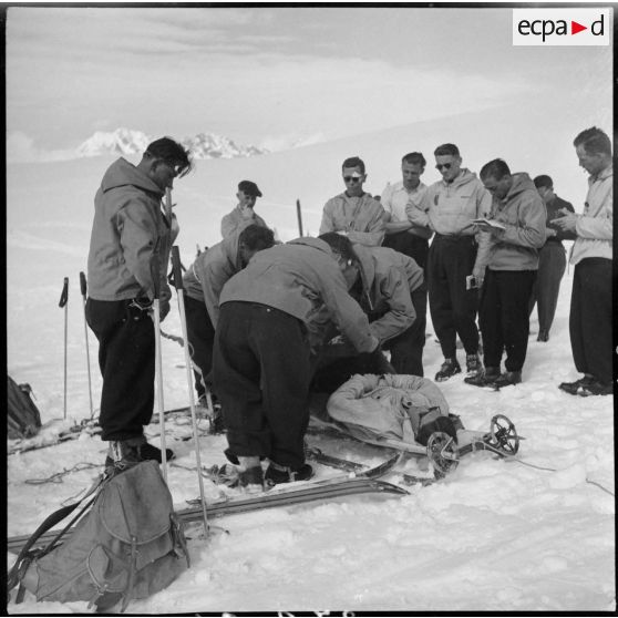 Epreuve de brancardage d'un blessé lors d'un concours de l'organisation Jeunesse et Montagne dans les Alpes.