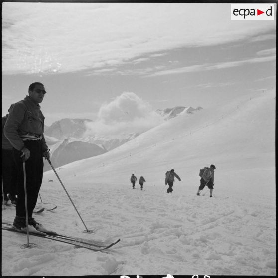 Epreuve de randonnée pendant un concours de l'organisation Jeunesse et Montagne dans les Alpes.