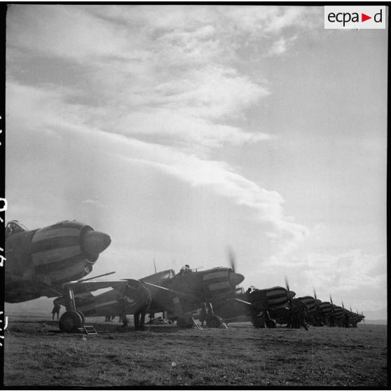 Des avions de chasse Bloch MB 152 de l'escadron de chasse II/9 s'apprêtent à décoller depuis un terrain de la base aérienne 745 d'Aulnat.