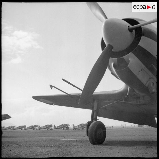 Des avions de chasse Bloch MB 152 de l'escadron de chasse II/9 stationnent sur un terrain de la base aérienne 745 d'Aulnat.