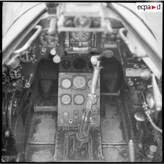 Poste de pilotage d'un avion de chasse Bloch MB 152 sur un terrain de la base aérienne 745 d'Aulnat.