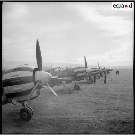 Des avions de chasse Bloch MB 152 de l'escadron de chasse II/9 stationnent sur un terrain de la base aérienne 745 d'Aulnat.