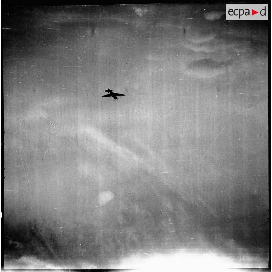 Evolutions d'un avion de chasse Bloch MB 152 de l'escadron de chasse II/9 au-dessus de la base aérienne 745 d'Aulnat.