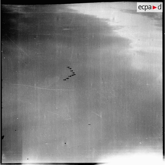 Evolution en formation d'avions de chasse Bloch MB 152 de l'escadron de chasse II/9 au-dessus de la base aérienne 745 d'Aulnat.