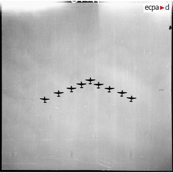 Evolution en formation d'avions de chasse Bloch MB 152 de l'escadron de chasse II/9 au-dessus de la base aérienne 745 d'Aulnat.