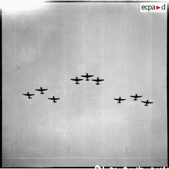 Evolution en formation d'avions de chasse Bloch MB 152 de l'escadron de chasse II/9 au-dessus de la base aérienne 745 d'Aulnat.