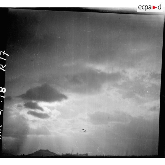 Evolution en formation d'avions de chasse Bloch MB 152 de l'escadron de chasse II/9 au-dessus de la base aérienne 745 d'Aulnat.