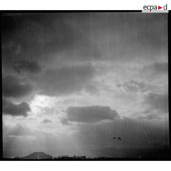 Evolution en formation d'avions de chasse Bloch MB 152 de l'escadron de chasse II/9 au-dessus de la base aérienne 745 d'Aulnat.