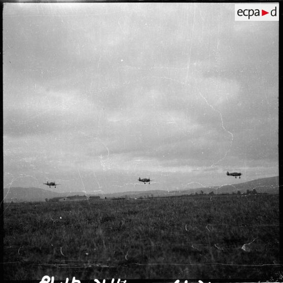 Atterrissage d'avions de chasse Bloch MB 152 de l'escadron de chasse II/9 au-dessus de la base aérienne 745 d'Aulnat.