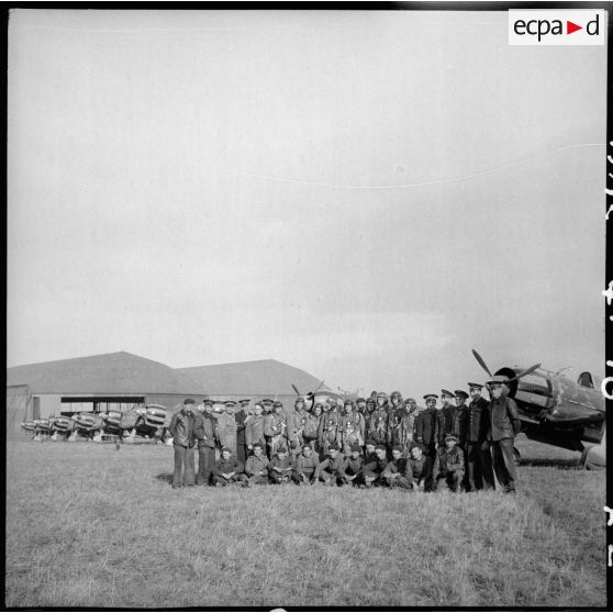 Photographie de groupe de pilotes et mécaniciens de l'escadron de chasse II/9 sur la base aérienne 745 d'Aulnat.