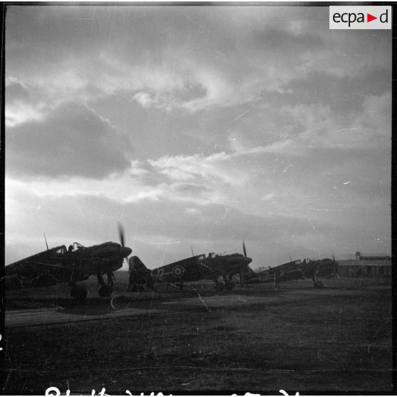 Des avions de chasse Bloch MB 152 de l'escadron de chasse II/9 s'apprêtent à décoller depuis un terrain de la base aérienne 745 d'Aulnat.
