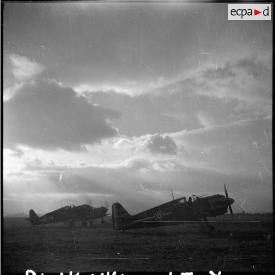 Des avions de chasse Bloch MB 152 de l'escadron de chasse II/9 s'apprêtent à décoller depuis un terrain de la base aérienne 745 d'Aulnat.