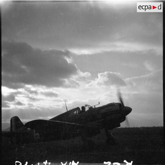 Des avions de chasse Bloch MB 152 de l'escadron de chasse II/9 s'apprêtent à décoller depuis un terrain de la base aérienne 745 d'Aulnat.