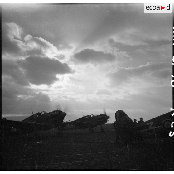 Des avions de chasse Bloch MB 152 de l'escadron de chasse II/9 s'apprêtent à décoller depuis un terrain de la base aérienne 745 d'Aulnat.