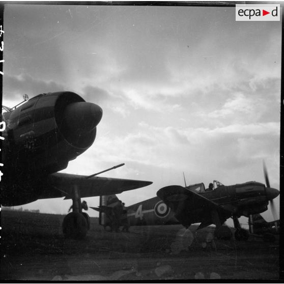 Des avions de chasse Bloch MB 152 de l'escadron de chasse II/9 s'apprêtent à décoller depuis un terrain de la base aérienne 745 d'Aulnat.