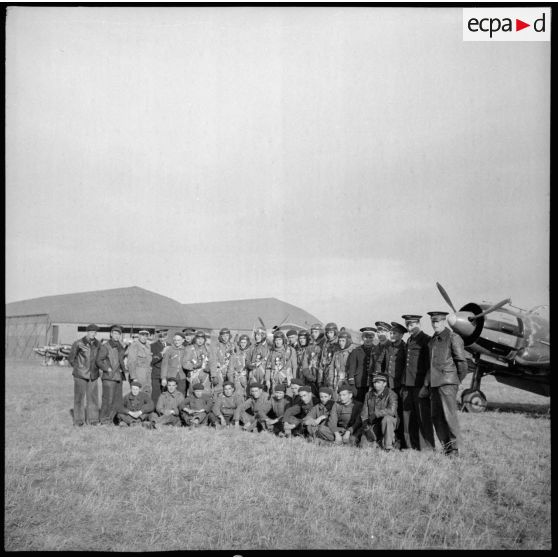 Photographie de groupe de pilotes et mécaniciens de l'escadron de chasse II/9 sur la base aérienne 745 d'Aulnat.