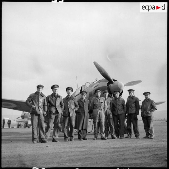 Photographie de groupe de mécaniciens de l'escadron de chasse II/9 sur la base aérienne 745 d'Aulnat.