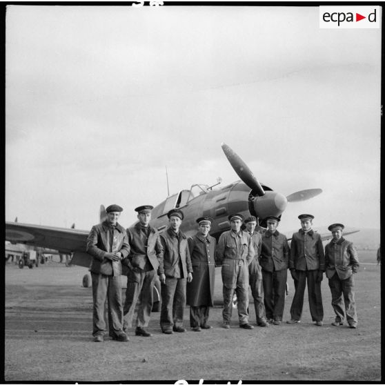 Photographie de groupe de mécaniciens de l'escadron de chasse II/9 sur la base aérienne 745 d'Aulnat.