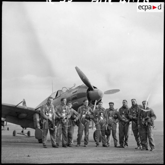 Photographie de groupe de pilotes de l'escadron de chasse II/9 sur la base aérienne 745 d'Aulnat.
