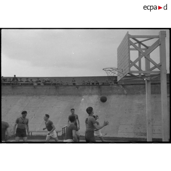 Match de basket-ball lors d'une fête sportive rassemblant des unités de l'armée de l'Air au stade de Vichy .