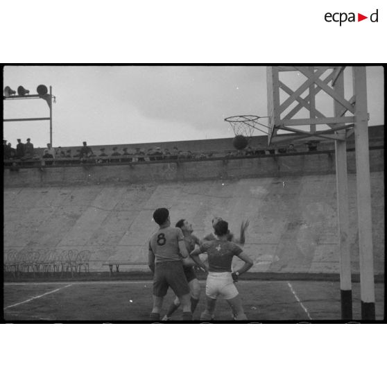 Match de basket-ball lors d'une fête sportive rassemblant des unités de l'armée de l'Air au stade de Vichy .