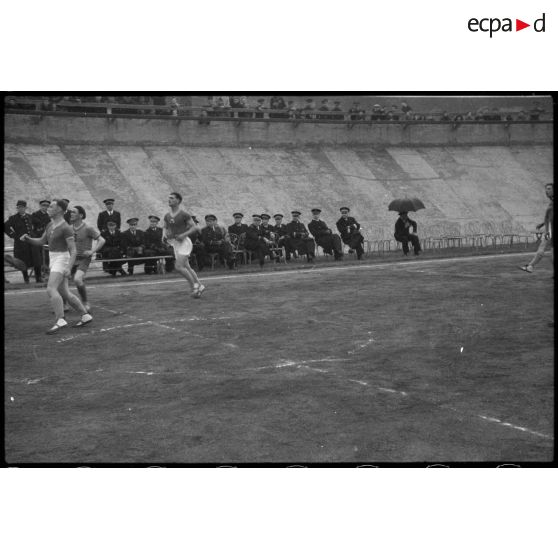Lors d'une fête sportive au stade de Vichy, les autorités militaires assistent à un match de basket-ball.