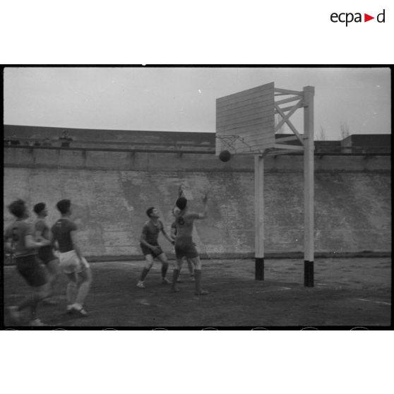 Match de basket-ball lors d'une fête sportive rassemblant des unités de l'armée de l'Air au stade de Vichy .