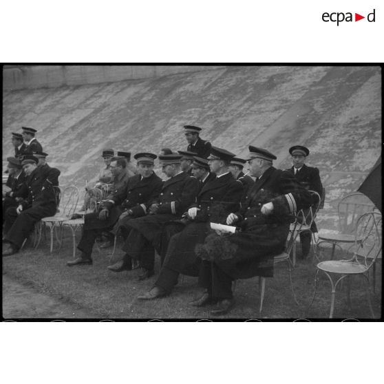 Lors d'une fête sportive au stade de Vichy, les autorités militaires assistent à un match de basket-ball.