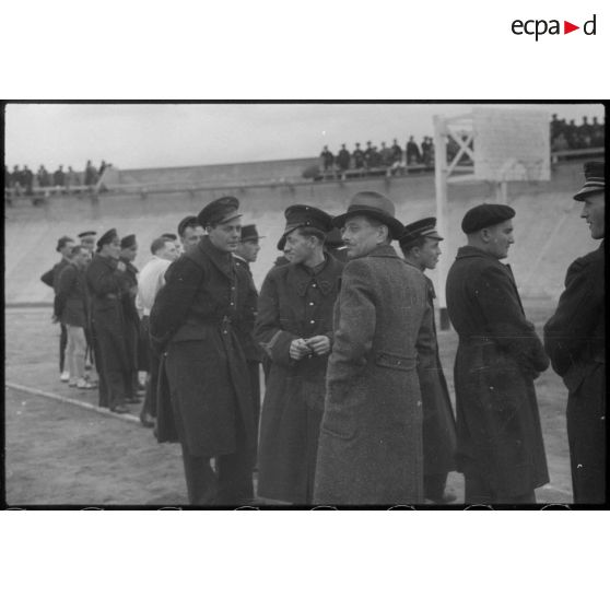 Spectateurs civils et militaires rassemblés sur le stade de Vichy pour participer à une fête sportive de l'armée de l'Air.
