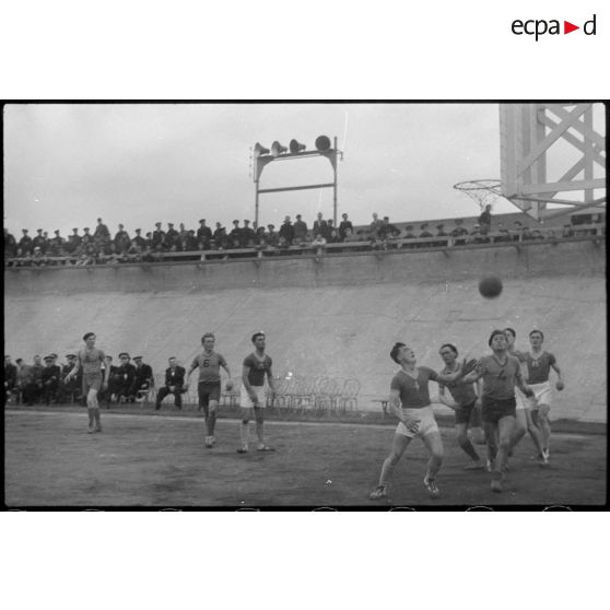 Match de basket-ball lors d'une fête sportive rassemblant des unités de l'armée de l'Air au stade de Vichy .