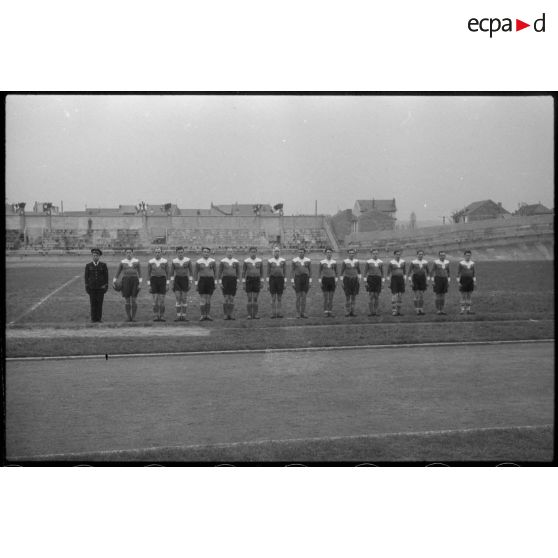 Présentation des équipes de rugby des unités de l'armée de l'Air lors d'une fête sportive sur le stade de Vichy.<br>