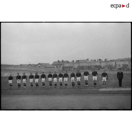 Présentation des équipes de rugby des unités de l'armée de l'Air lors d'une fête sportive sur le stade de Vichy.<br>