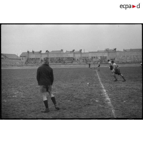 Des unités de l'armée de l'Air disputent un match de rugby lors d'une fête sportive sur le stade de Vichy.