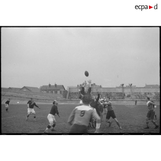 Des unités de l'armée de l'Air disputent un match de rugby lors d'une fête sportive sur le stade de Vichy.