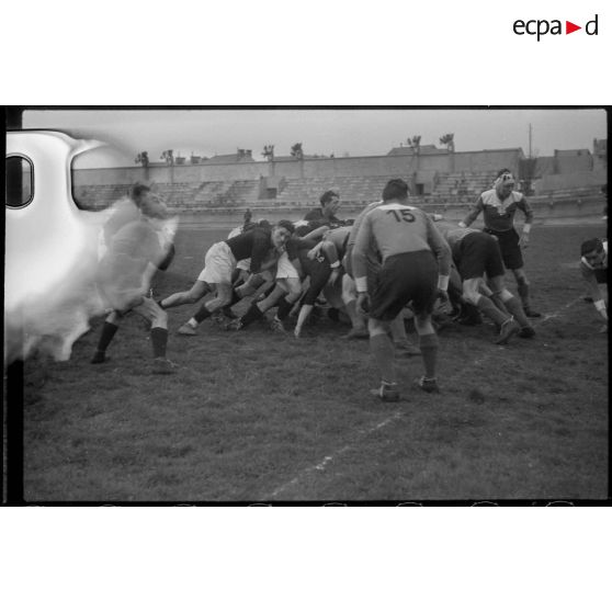 Des unités de l'armée de l'Air disputent un match de rugby lors d'une fête sportive sur le stade de Vichy.