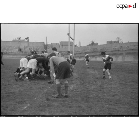 Des unités de l'armée de l'Air disputent un match de rugby lors d'une fête sportive sur le stade de Vichy.