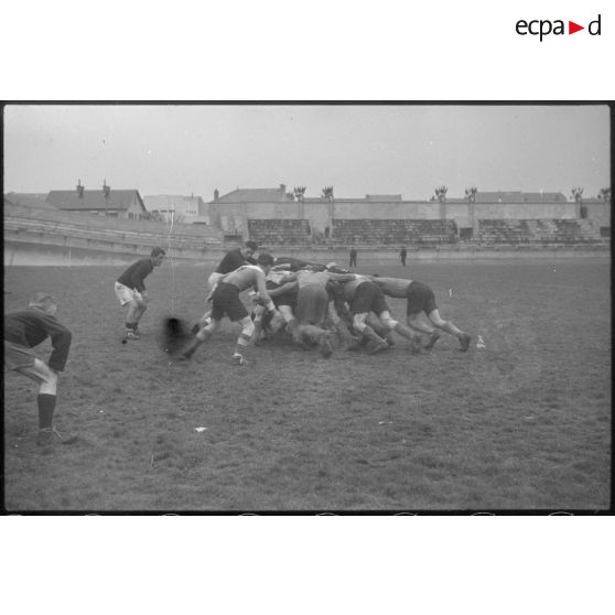 Des unités de l'armée de l'Air disputent un match de rugby lors d'une fête sportive sur le stade de Vichy.