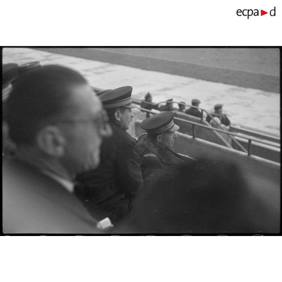 Officiers supérieurs de l'armée de l'Air dans les tribunes lors d'une fête sportive sur le stade de Vichy.