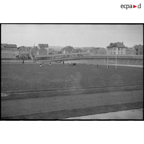 Des unités de l'armée de l'Air disputent un match de rugby lors d'une fête sportive sur le stade de Vichy.