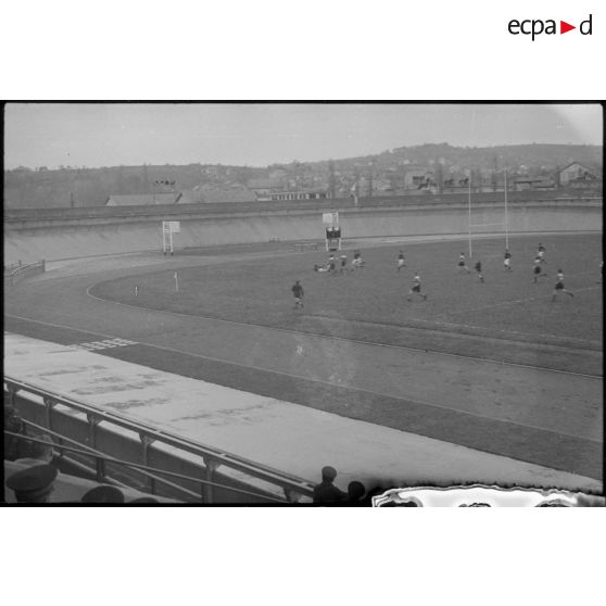 Des unités de l'armée de l'Air disputent un match de rugby lors d'une fête sportive sur le stade de Vichy.